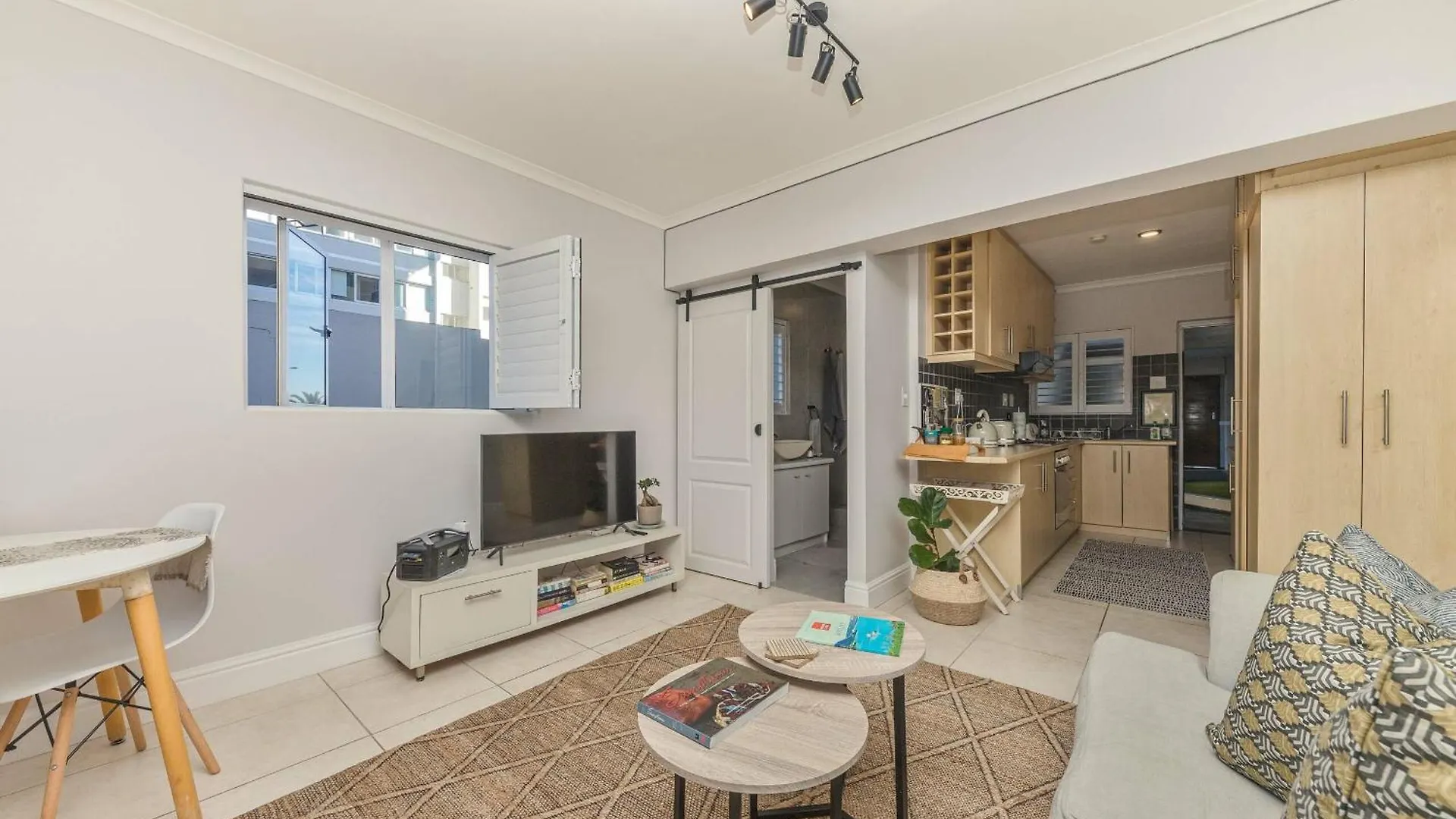 Daire Mouille Point Studio Including Welcome Basket Cape Town