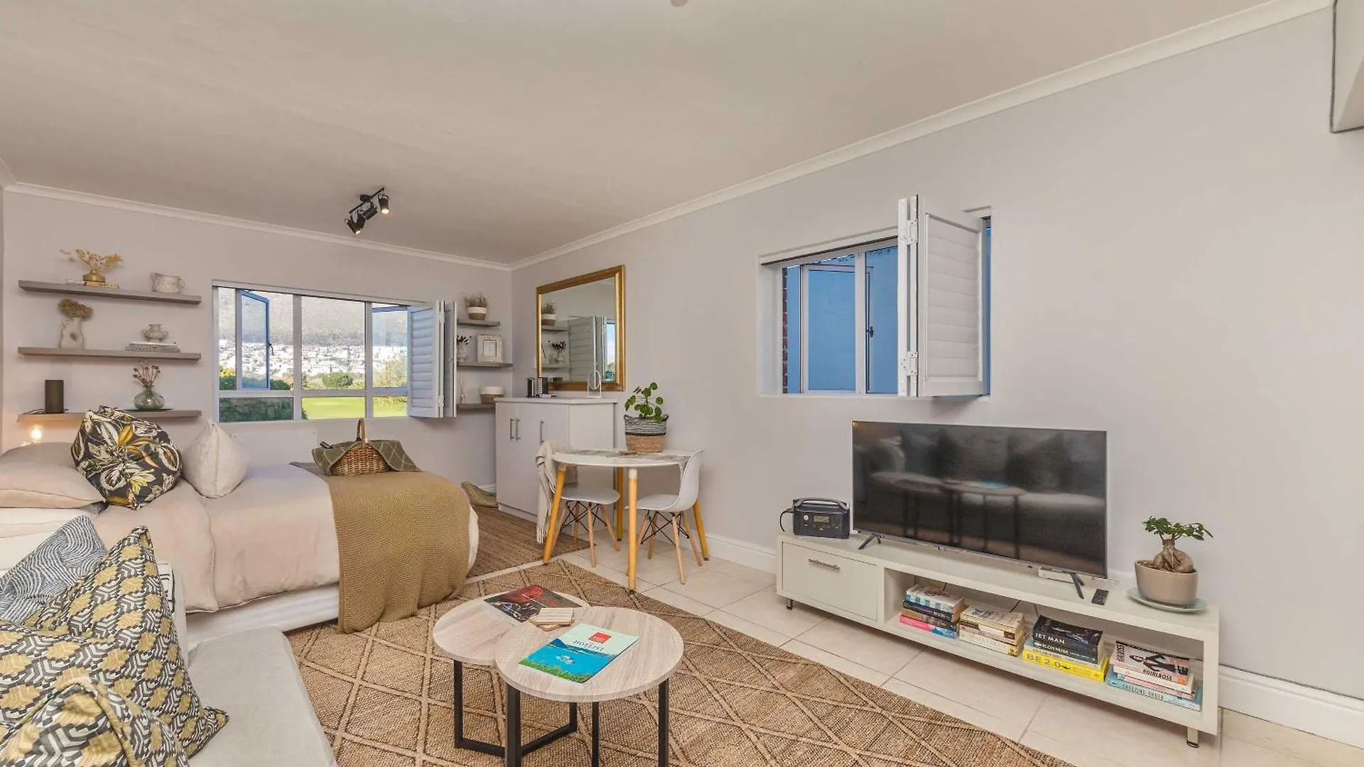 Daire Mouille Point Studio Including Welcome Basket Cape Town